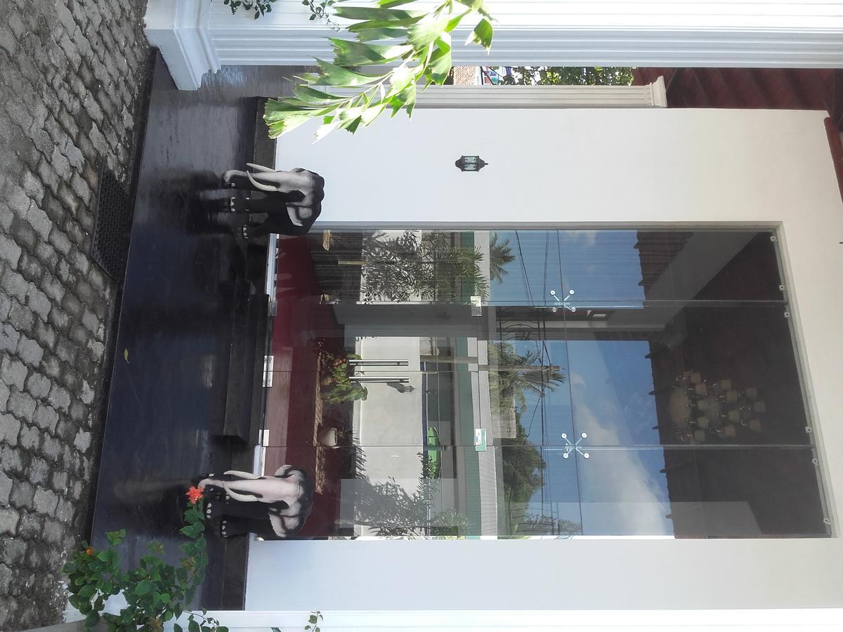 The Kingston Hotel Kiribathgoda Exterior foto